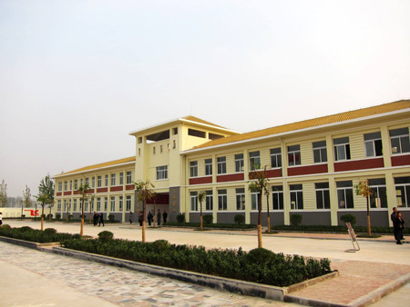 多媒體教室、圖書(shū)室、實(shí)驗室以及足球場(chǎng)