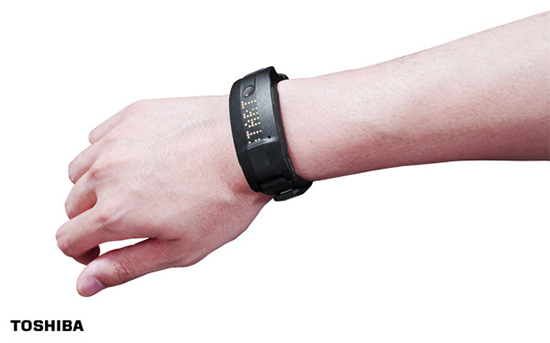 東芝發(fā)布可監測會(huì )話(huà)量和用餐時(shí)間的腕帶式人體傳感器