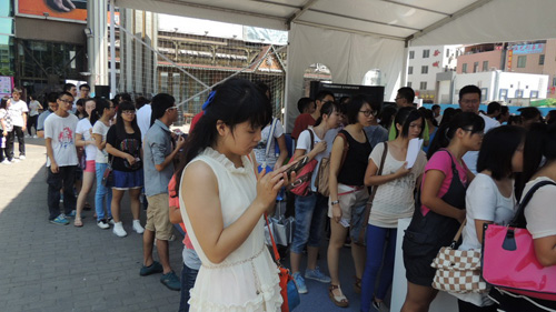 互動(dòng)游戲區人頭攢動(dòng)，大家熱情參與，長(cháng)隊一直排到場(chǎng)館外