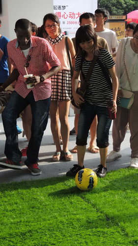 現場(chǎng)的足球游戲，吸引了國外友人一起來(lái)參與