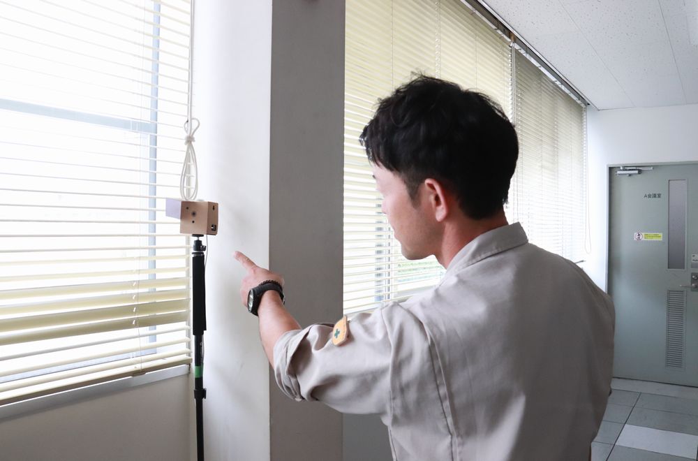 通過(guò)圖像識別人臉、捕捉員工動(dòng)向的設備